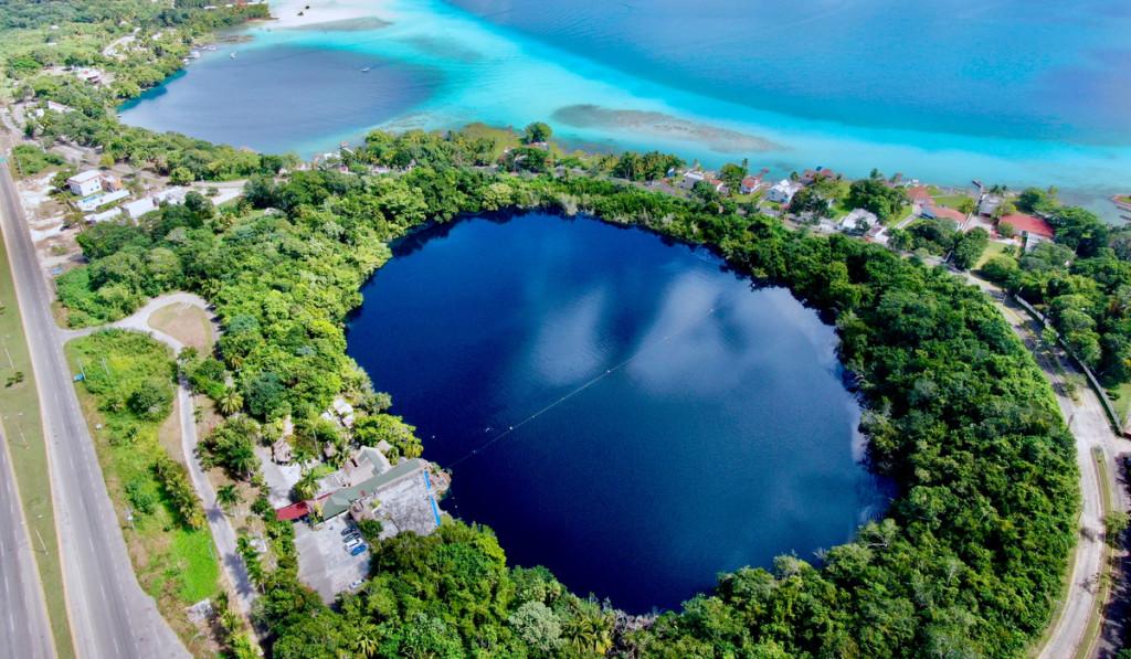 Cenote Azul en Bacalar